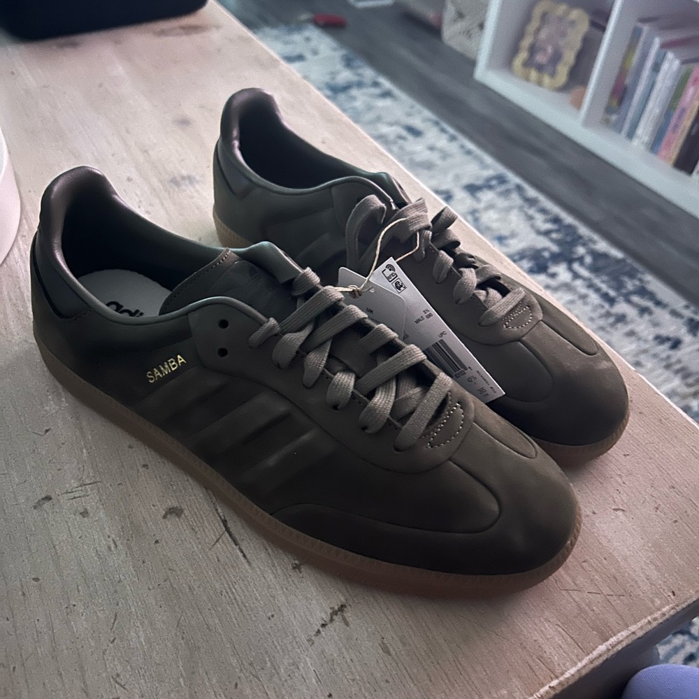 Men’s Adidas Sambas shoes in Olive Strata /Shadow Olive /Gum, size 9. BRAND NEW!